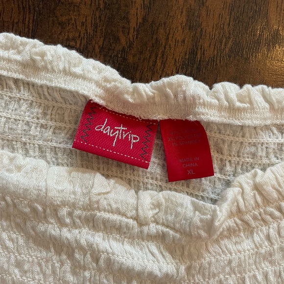 Daytrip off the shoulder top in White or Off White size XL - Picture 2 of 3